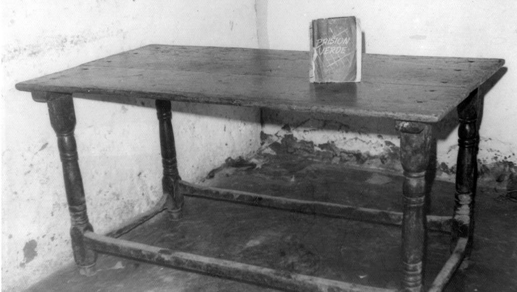 Mesa de trabajo en el cuarto brujo Mesa de trabajo en el cuarto brujo